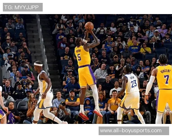 锡安上半场表现抢眼15分钟内贡献8分9板3助3断2帽展现实力