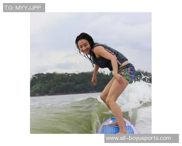 皮尔斯与女主持探讨禁忌话题引发热议是否应该尝试男友的私密行为